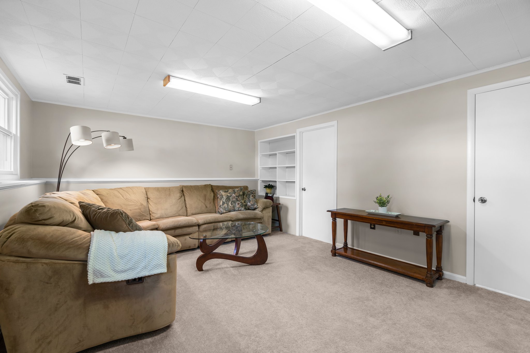 17. Family room.jpg