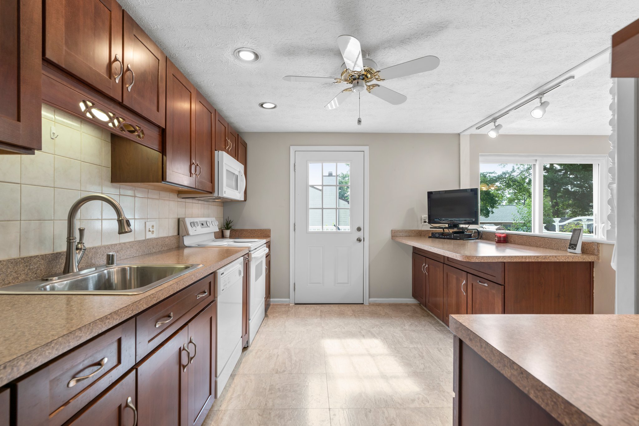 09. Kitchen.jpg