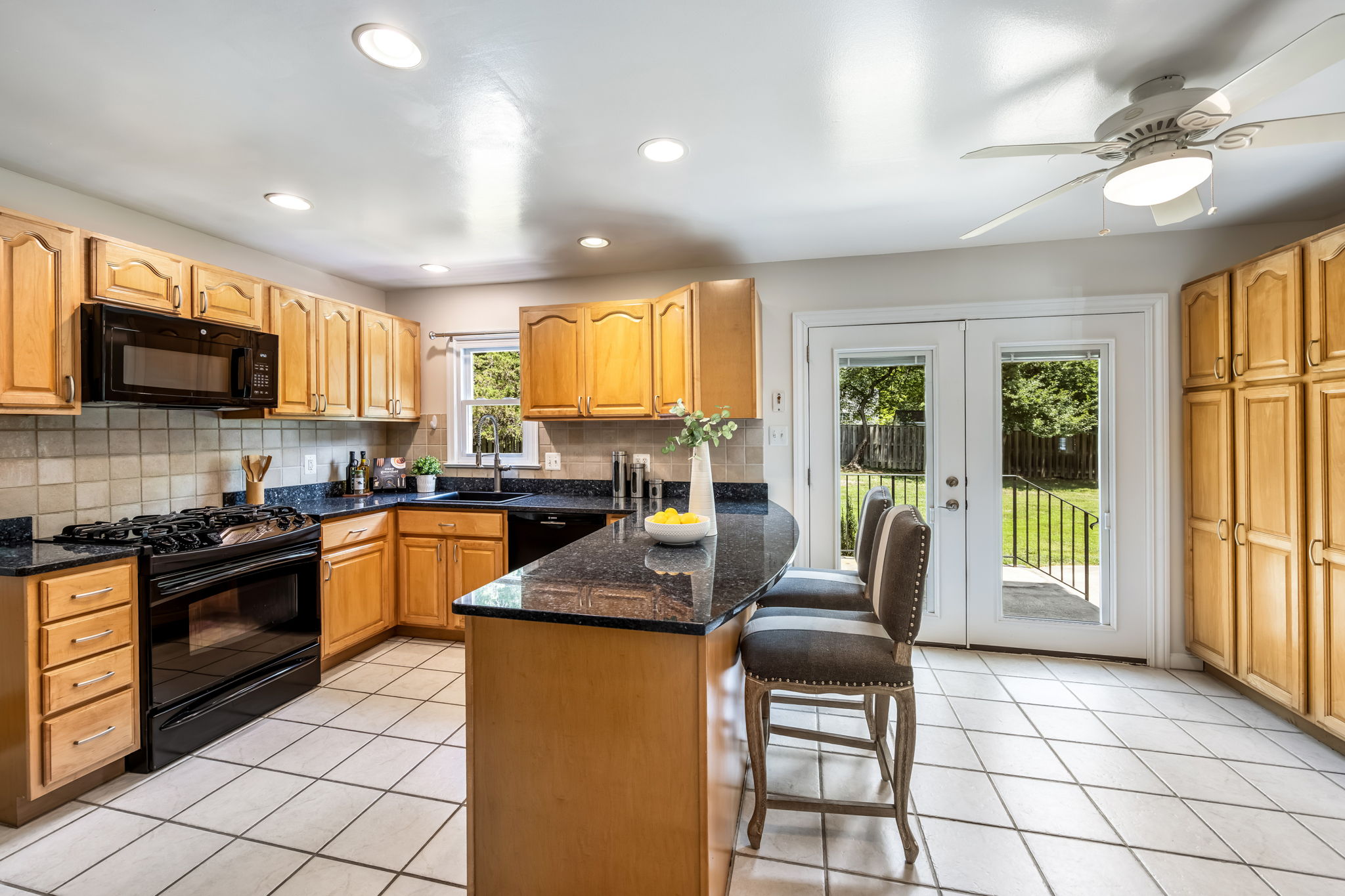 Updated eat-in Kitchen with breakfast bar