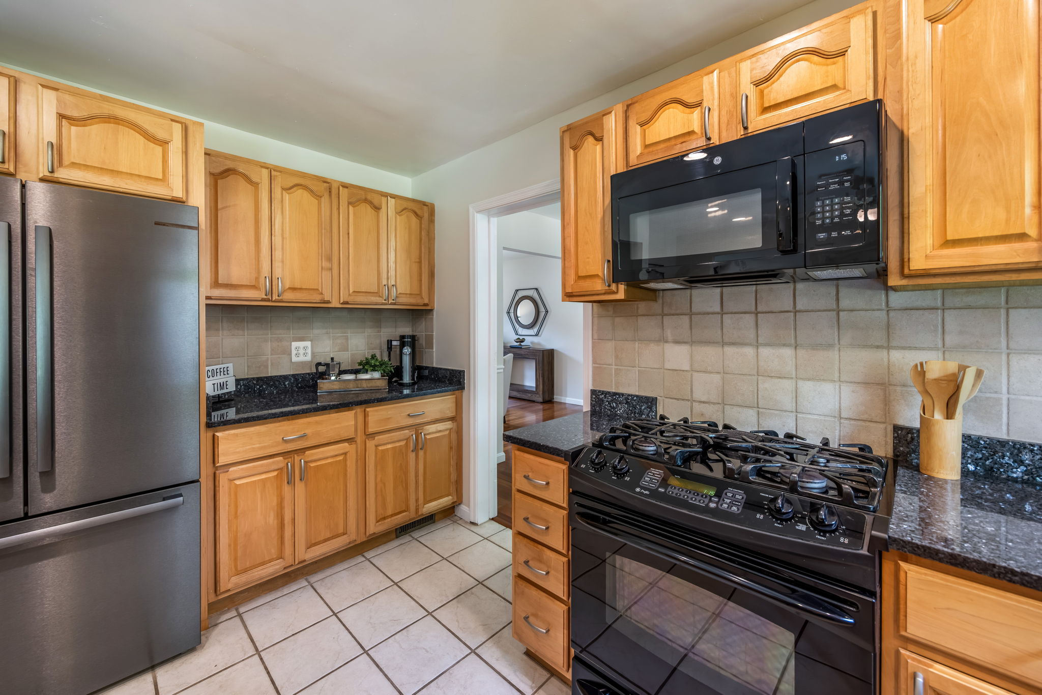 Updated eat-in Kitchen with breakfast bar