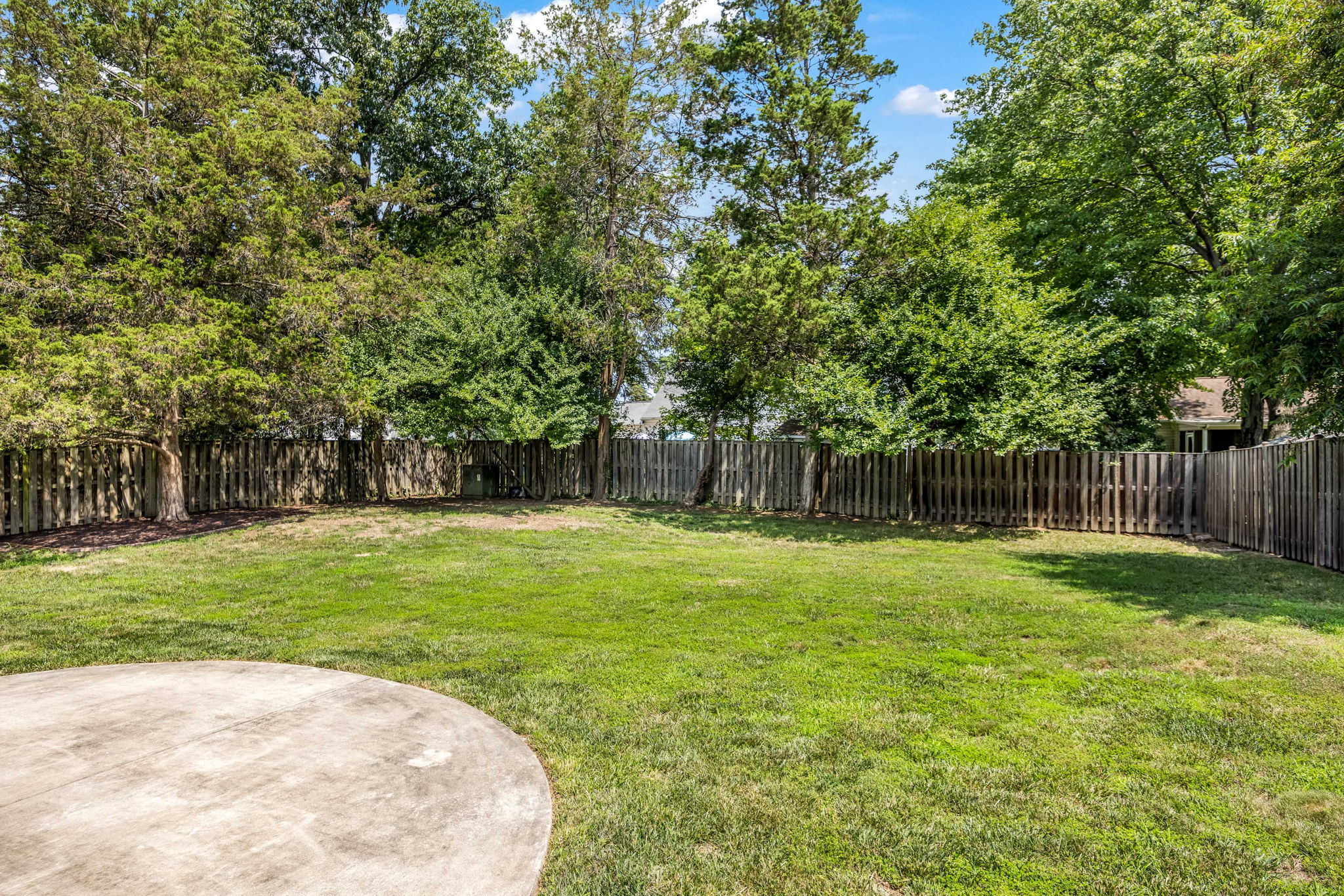 Large Flat and Fenced Backyard