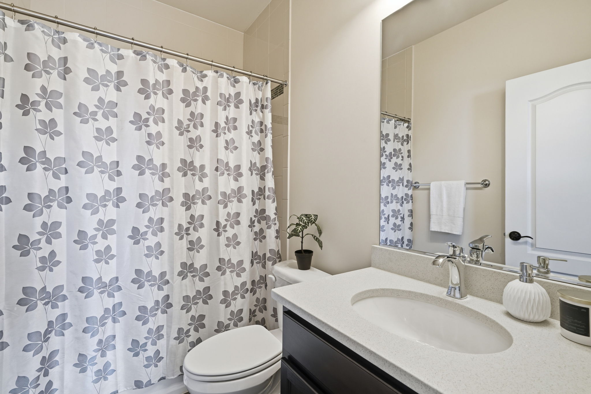 Ensuite Bath 6