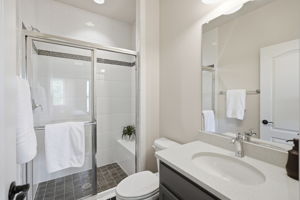 Ensuite Bath 5