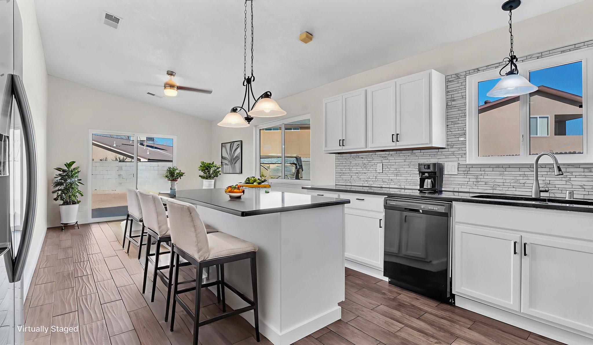 DSC07145 virtually staged.jpeg