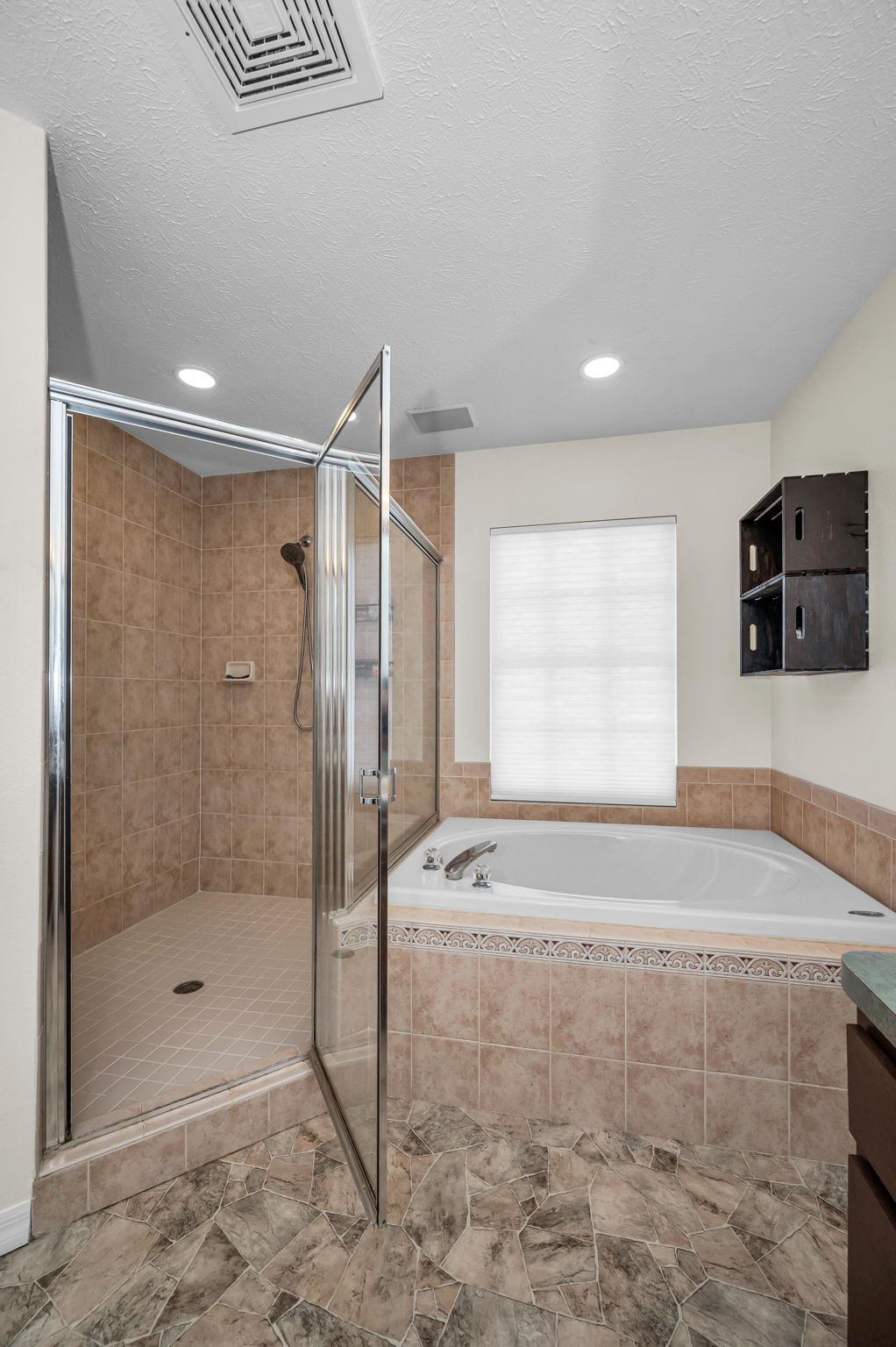 Upper Level Primary Bathroom1b