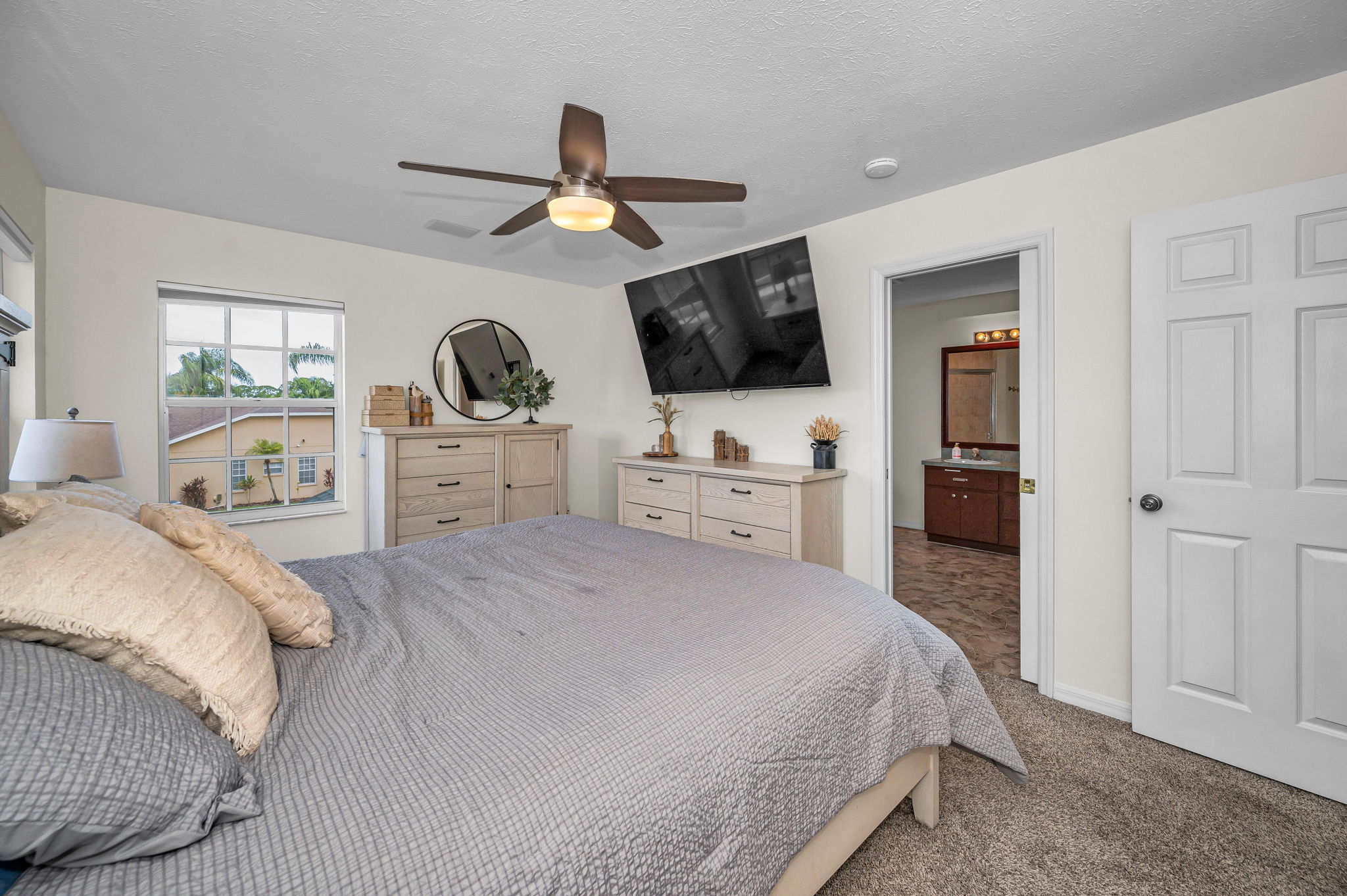 Upper Level Primary Bedroom1b