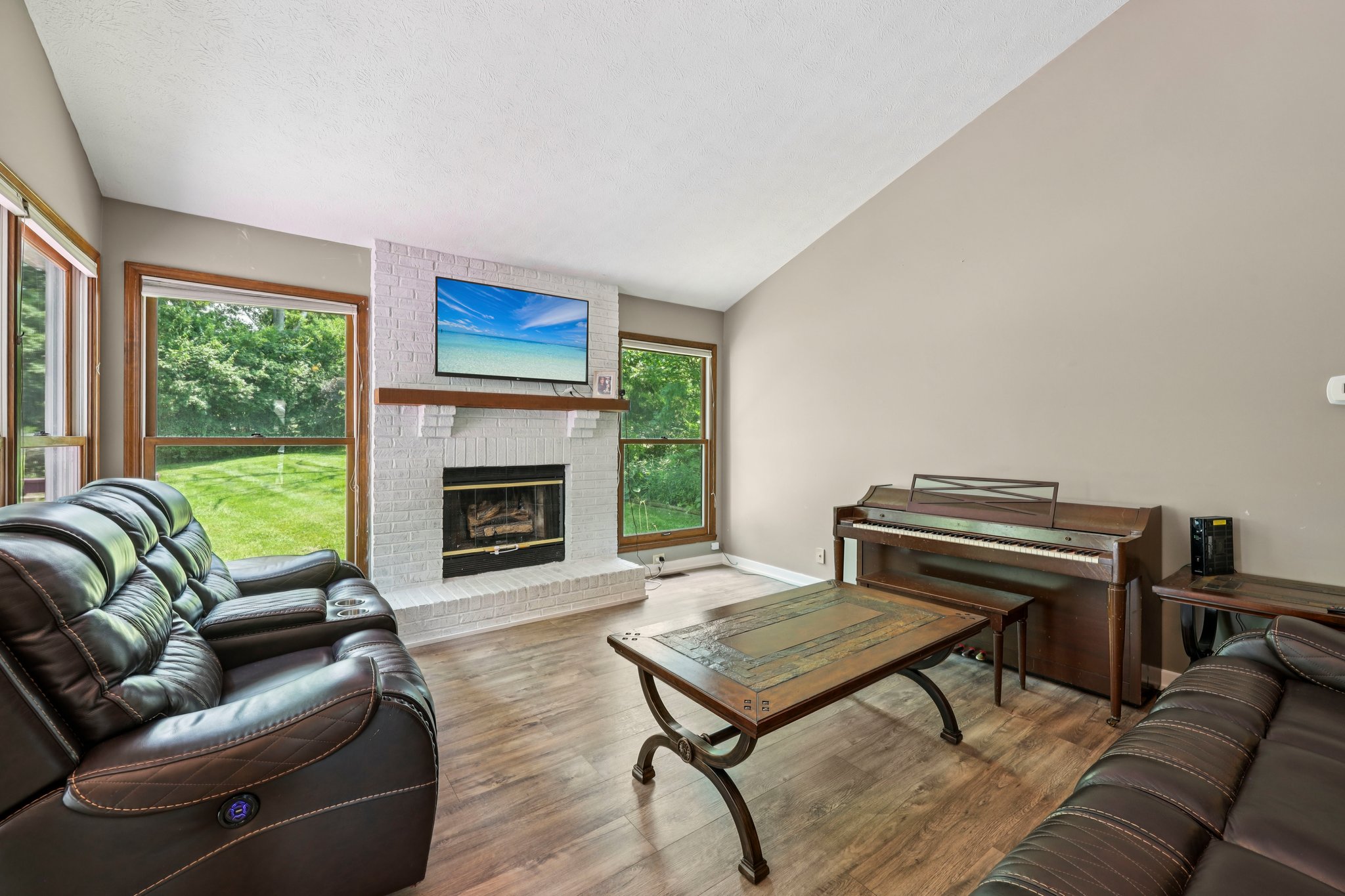 Bayridge Dr-1206-006.jpg