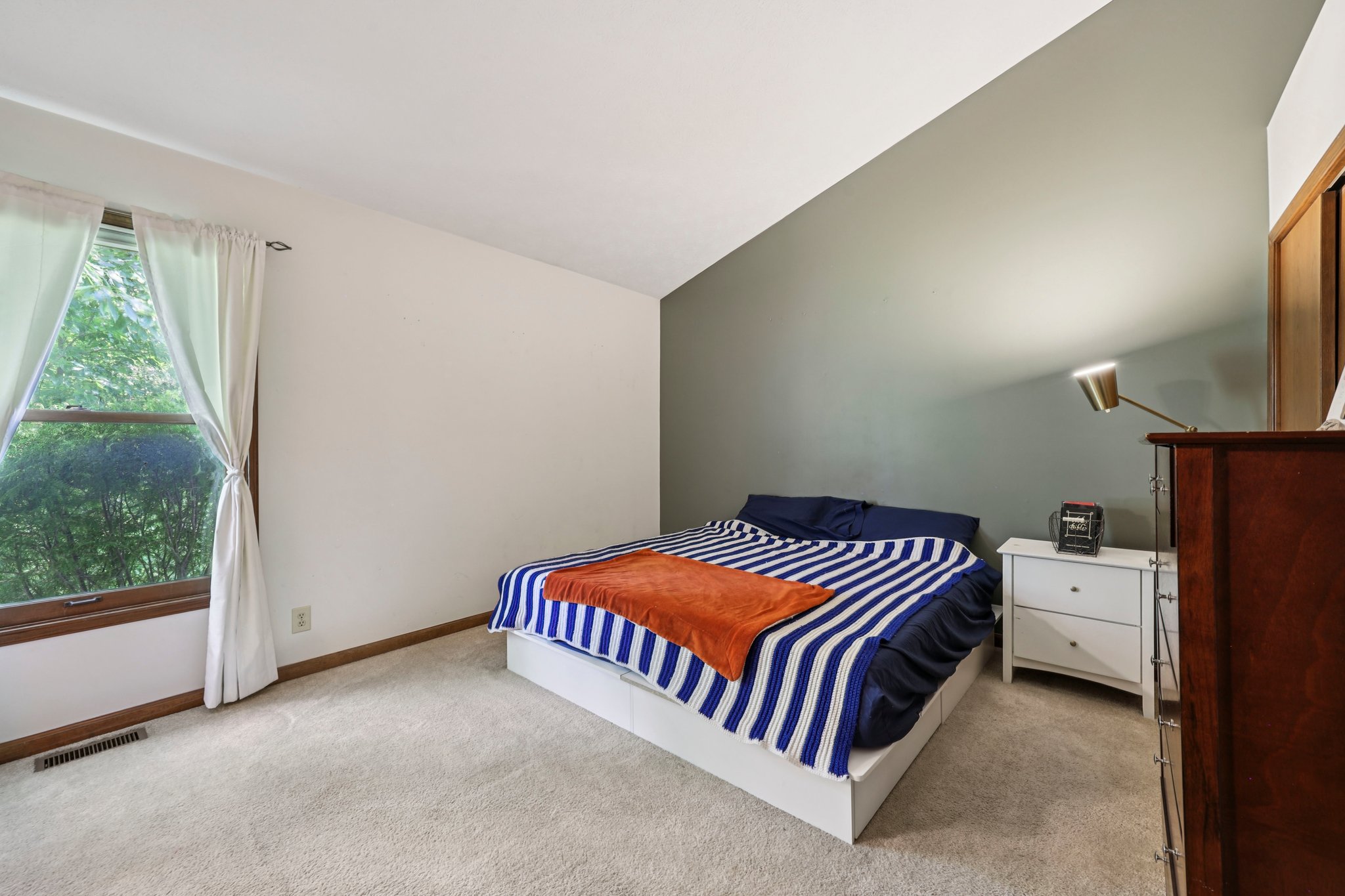 Bayridge Dr-1206-020.jpg