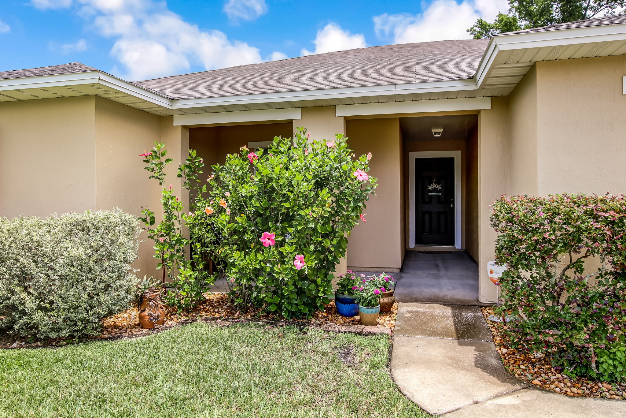 Front Porch/Entrance