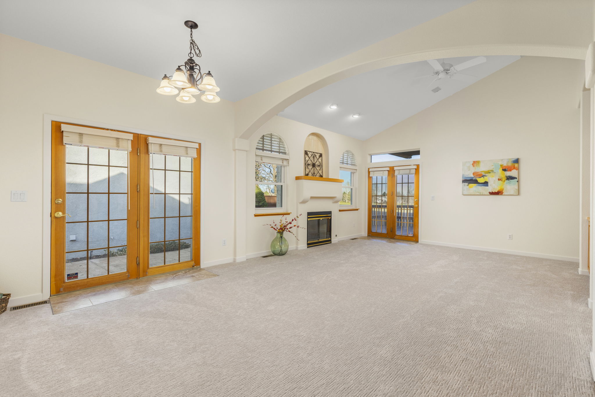 Well-planned layout, vaulted ceilings, arches, built-ins and rounded corners