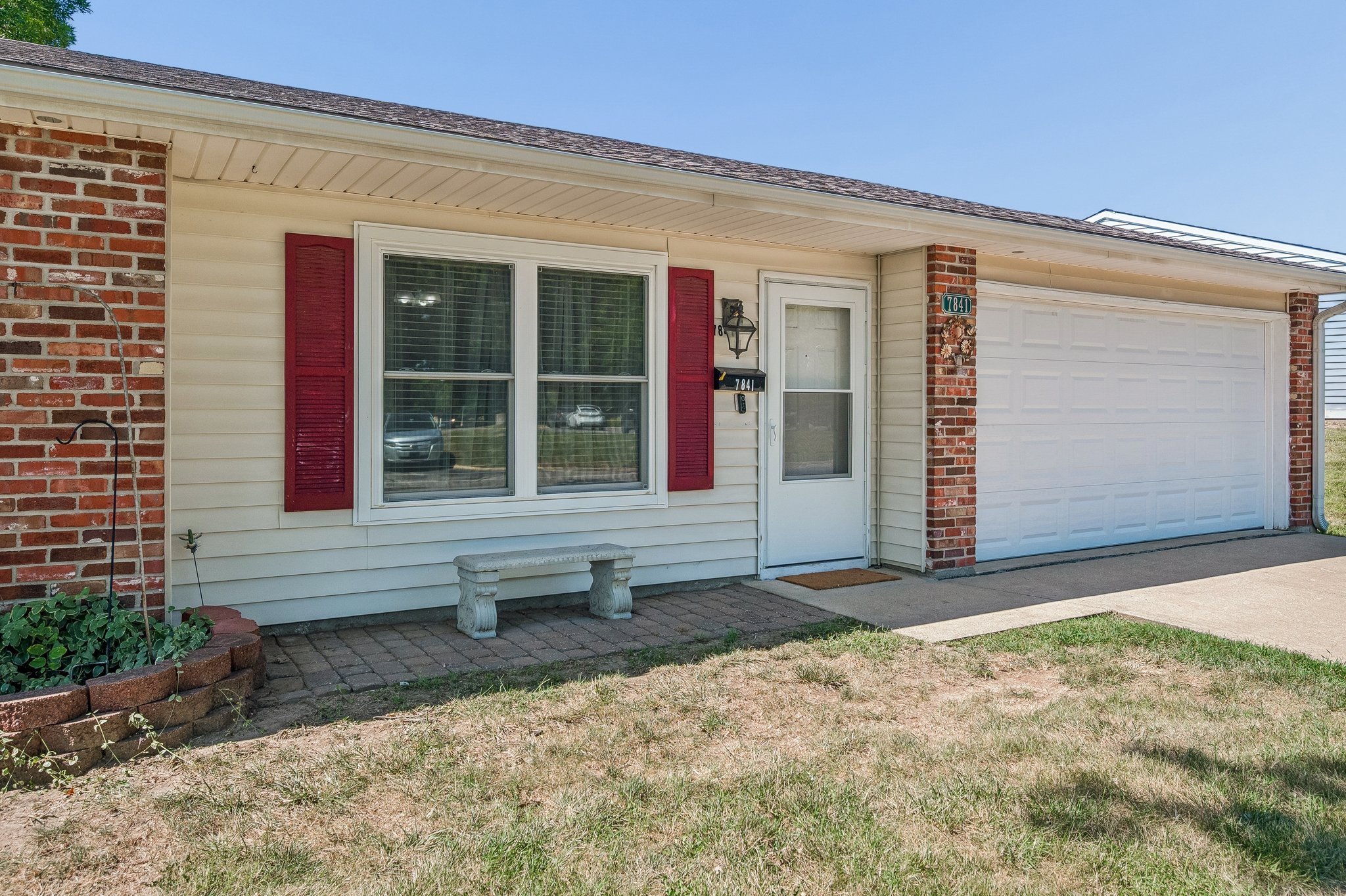9864 - 7841 Freeman Ave_002.jpg