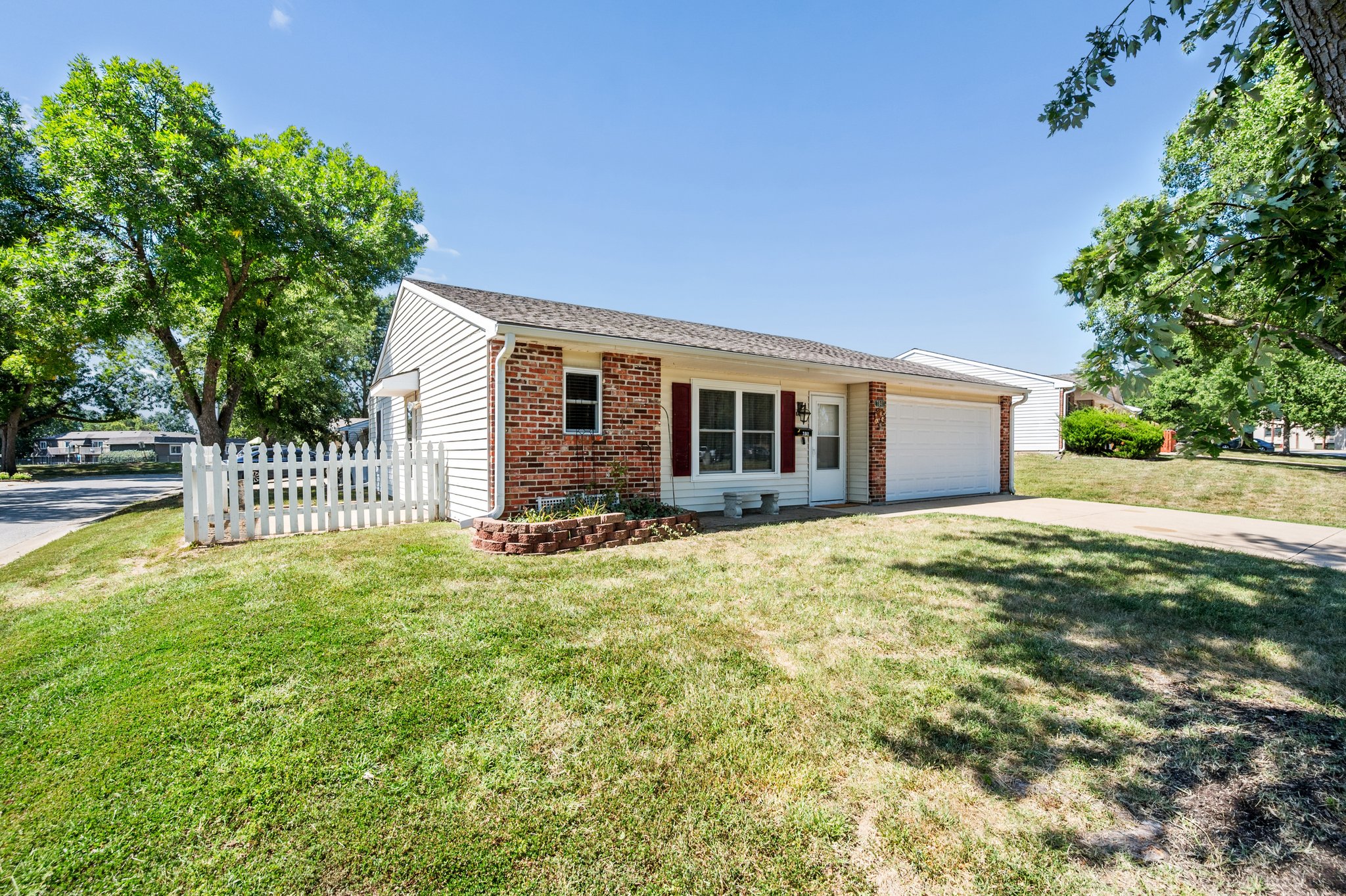 9864 - 7841 Freeman Ave_004.jpg