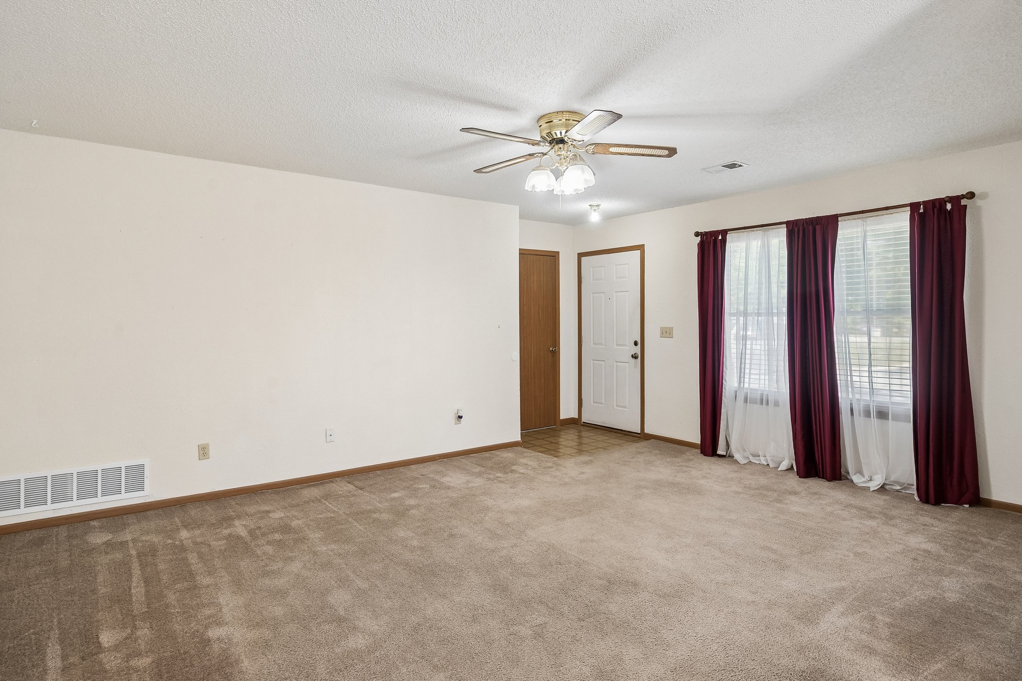 9864 - 7841 Freeman Ave_008.jpg