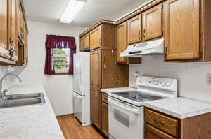 9864 - 7841 Freeman Ave_011.jpg