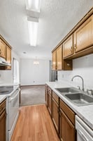 9864 - 7841 Freeman Ave_014.jpg