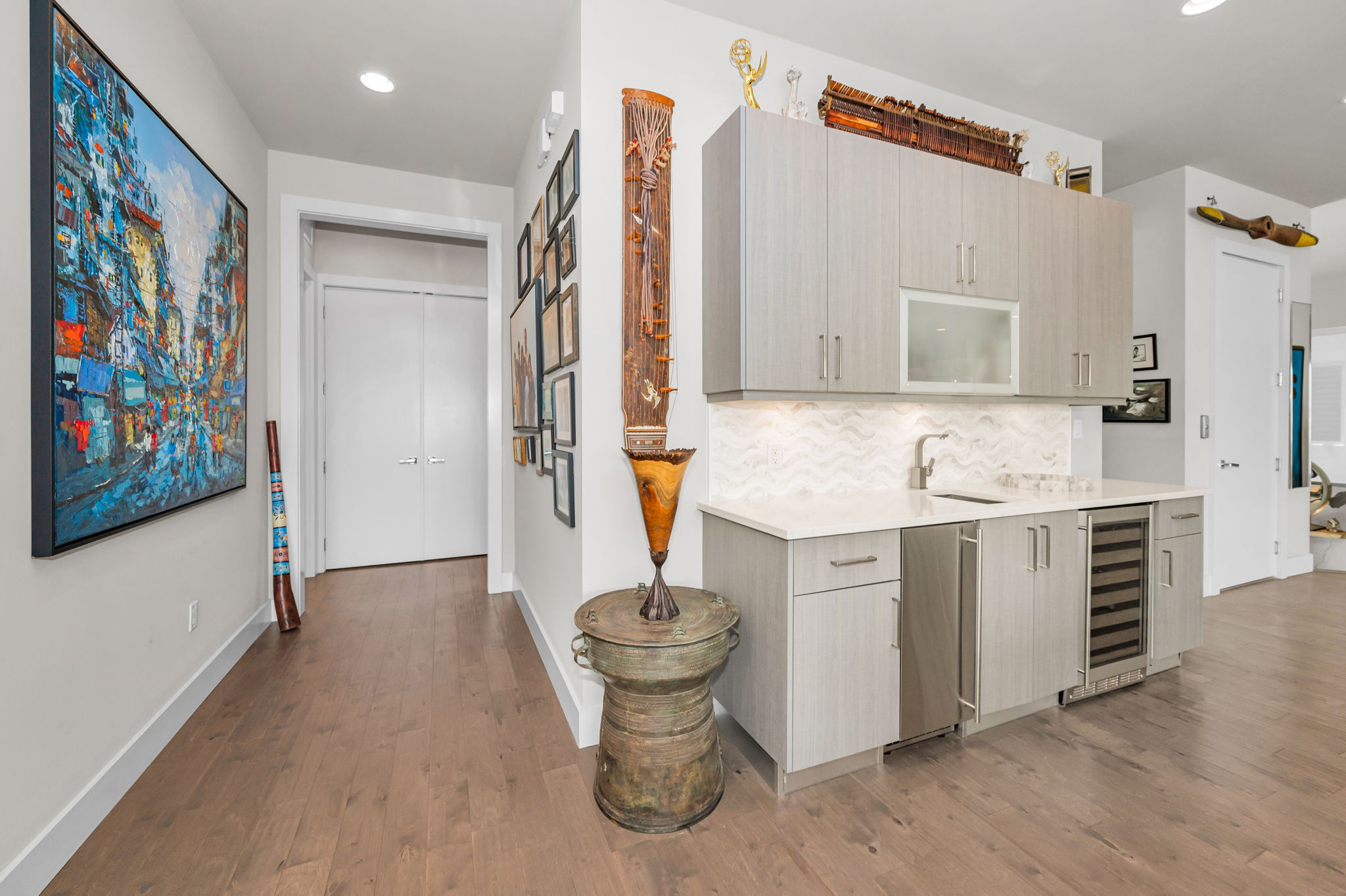 Living Room10 Wet Bar