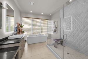 Upper Level Primary Bathroom1c