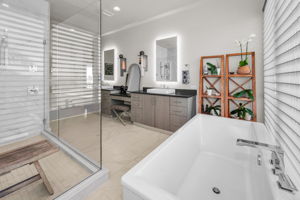 Upper Level Primary Bathroom1e