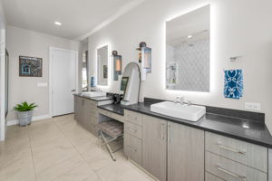 Upper Level Primary Bathroom1g