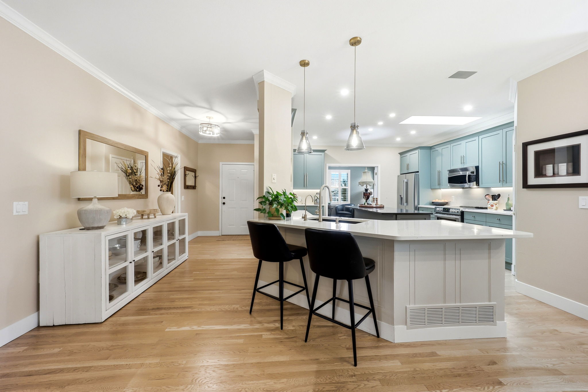 FOYER - KITCHEN VIEW