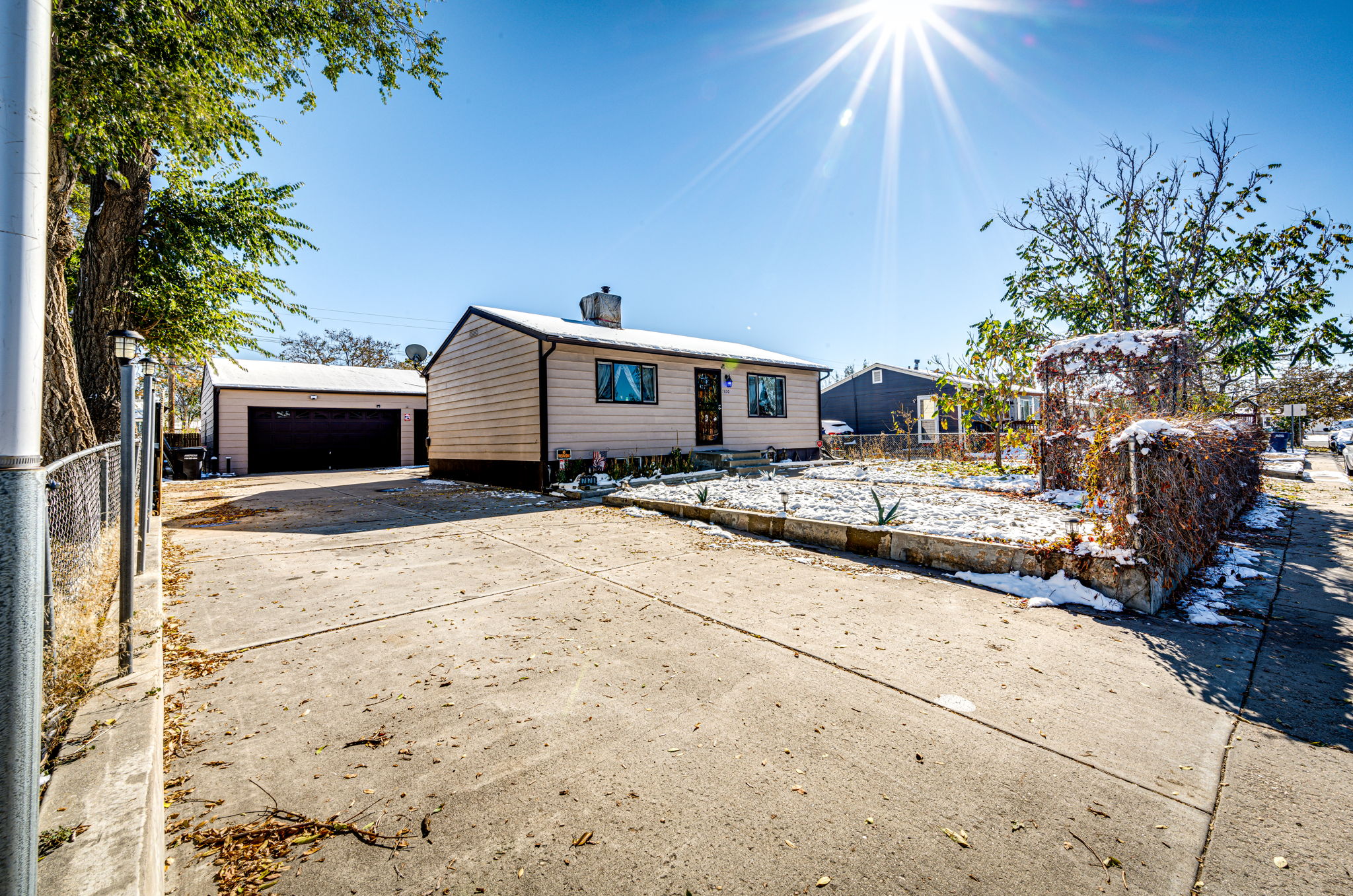 All you need to do is move in and make this your happy home!!