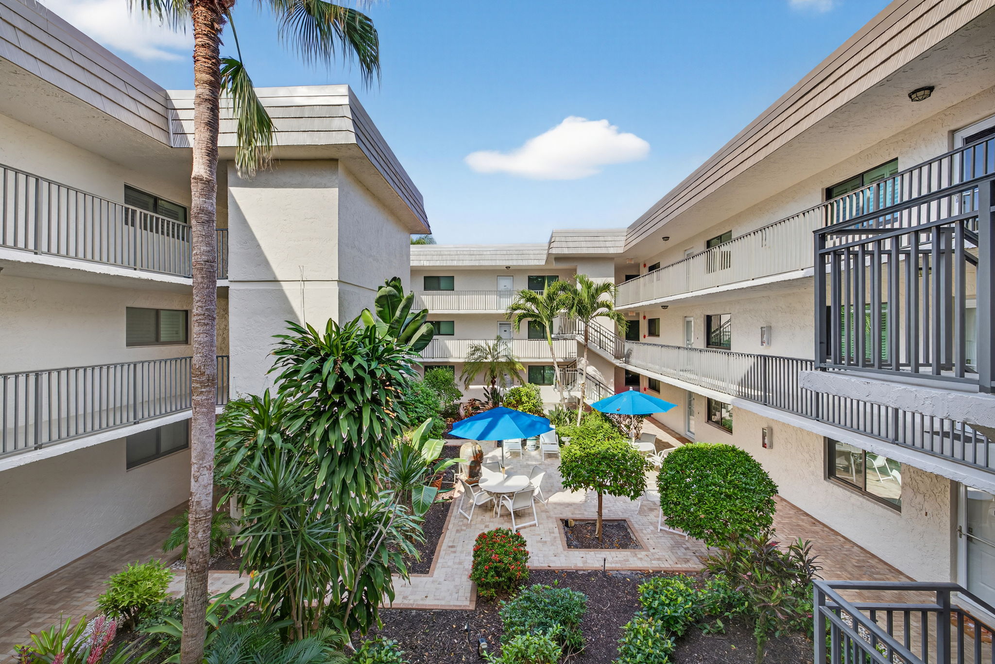 Capri bldg courtyard