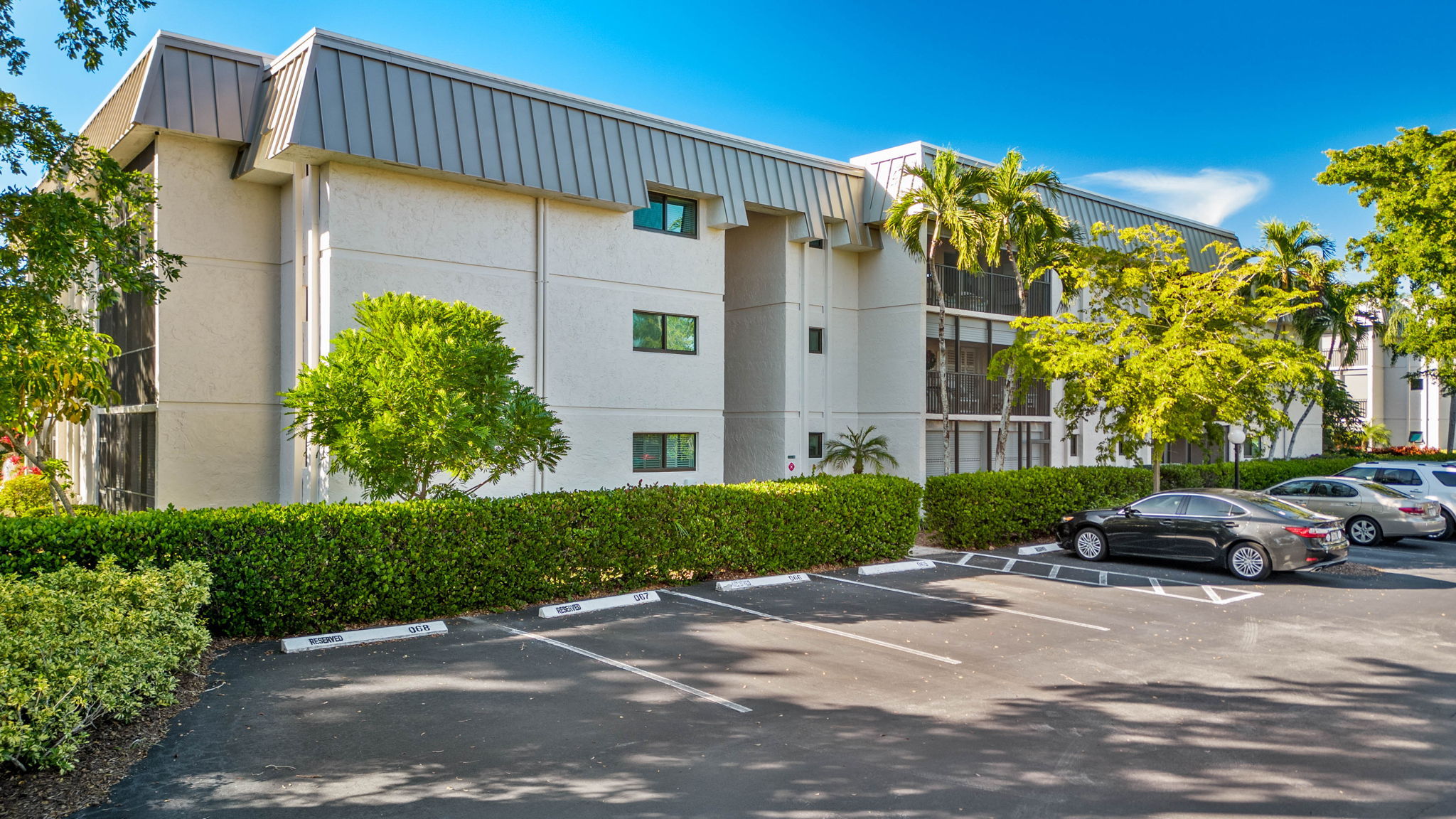 Side Exterior Bldg