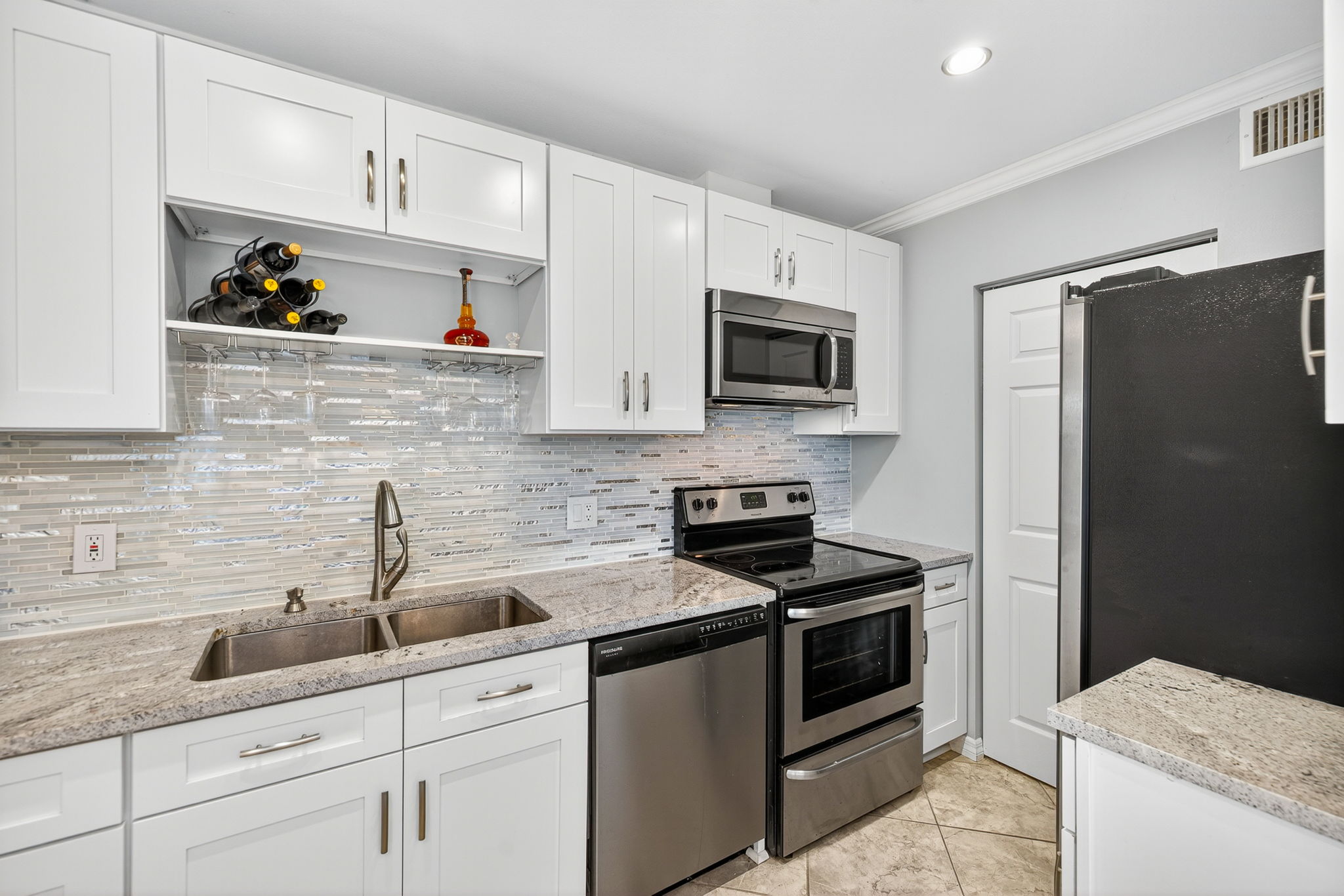Sparkling backsplash & appliances