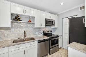 Sparkling backsplash & appliances