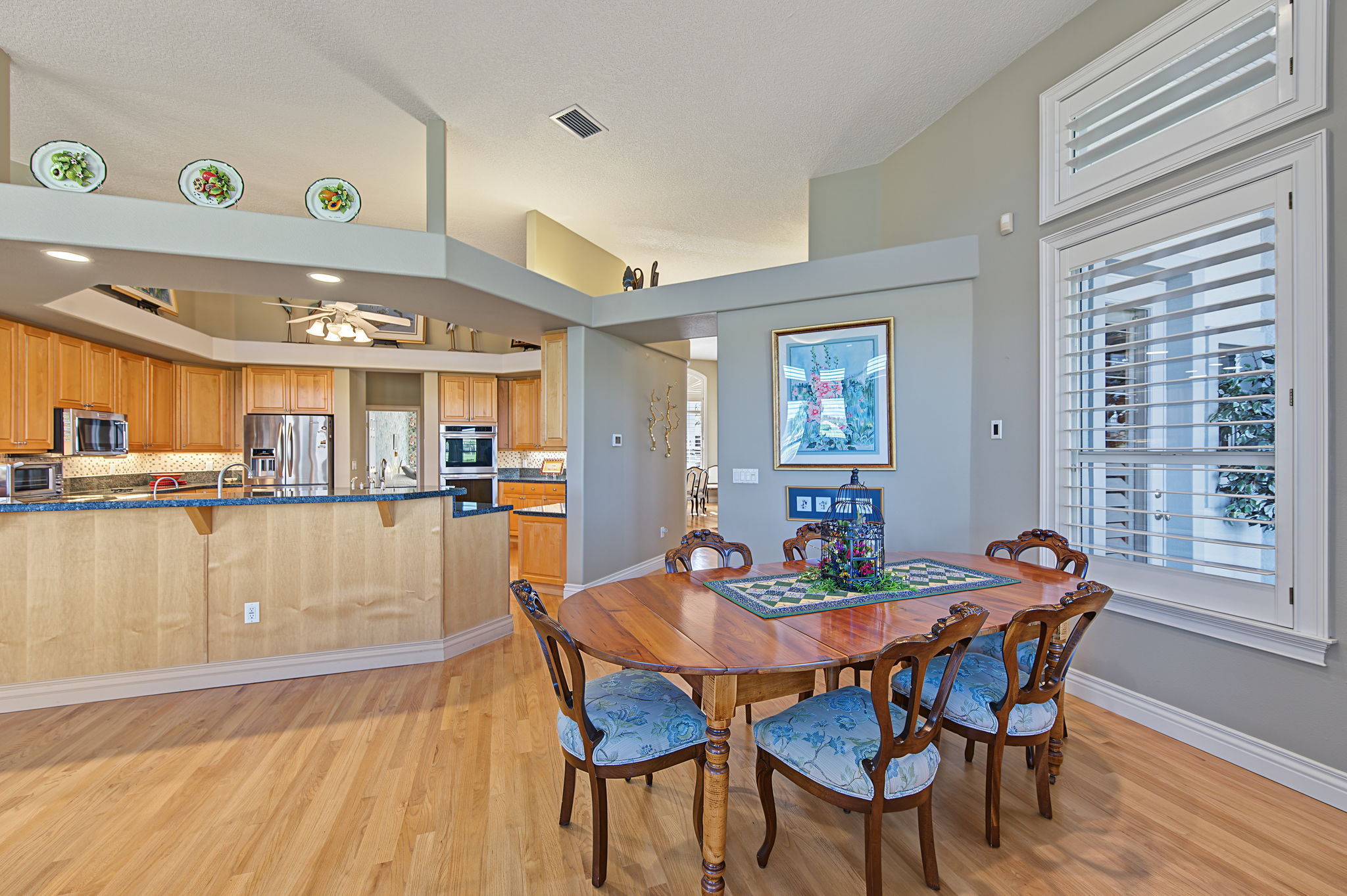 Kitchen Eat-in Area2