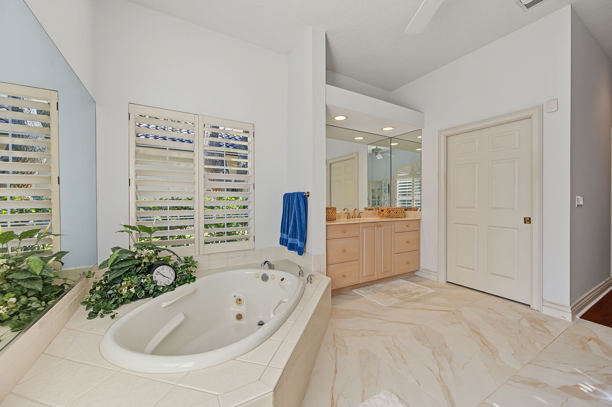Primary Bathroom1e