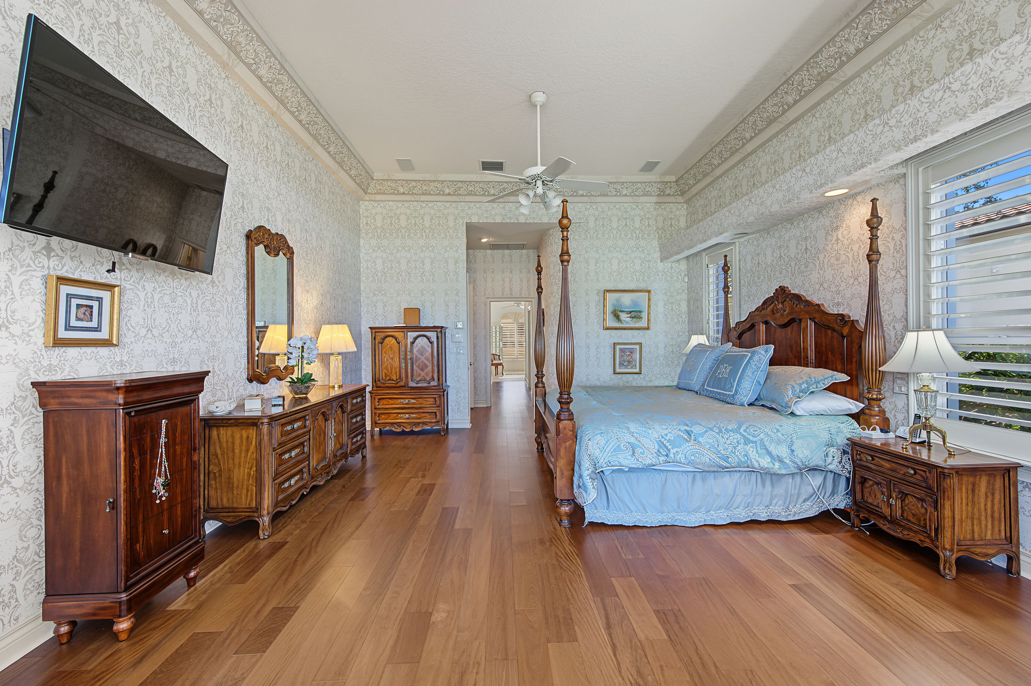 Primary Bedroom1e