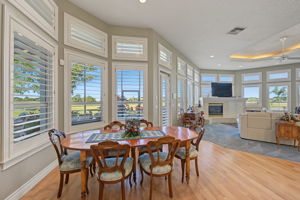 Kitchen Eat-in Area4