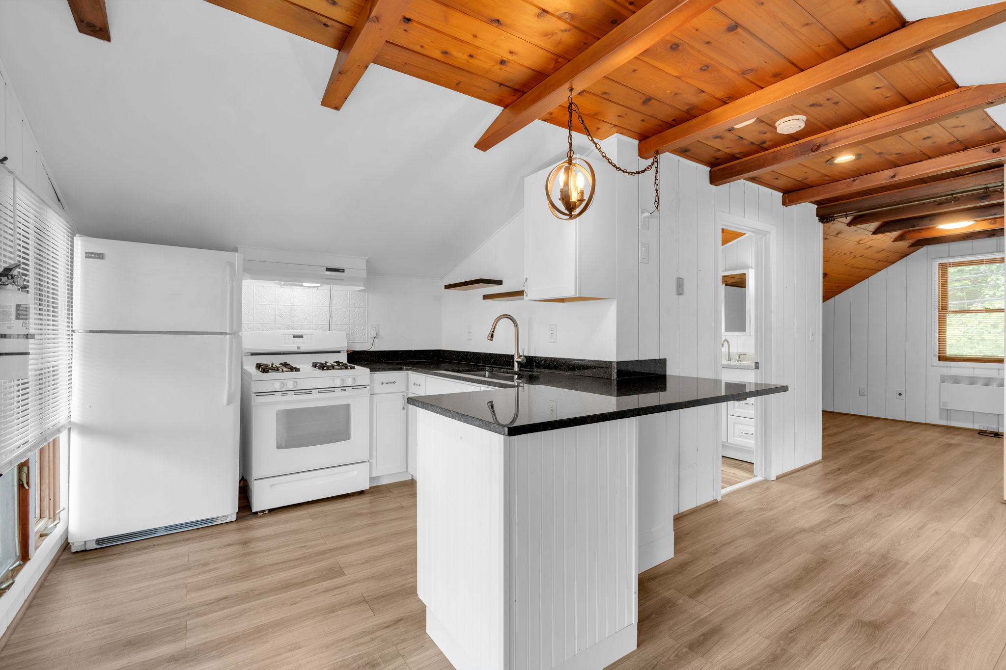 Light and bright kitchen with gas cooking, updated appliances