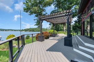 Sprawling composite decking
