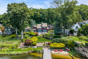 85ft of lakefront. Plenty of space to increase the beach area along the waterfront