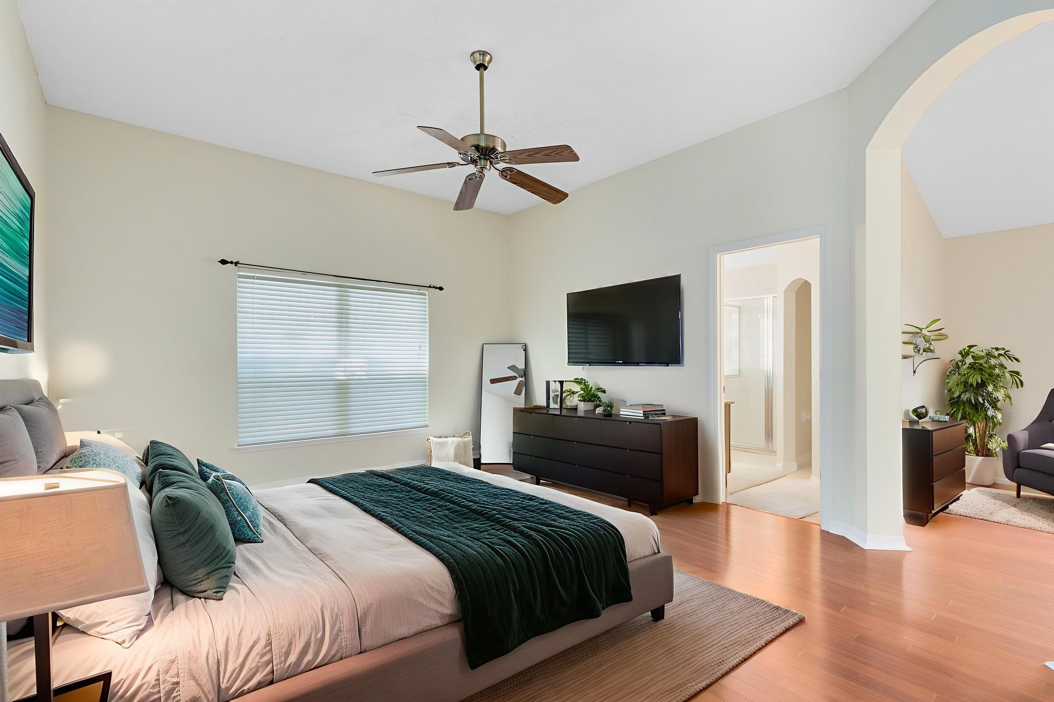 3u1a0174-3u1a0176 virtually staged.jpeg