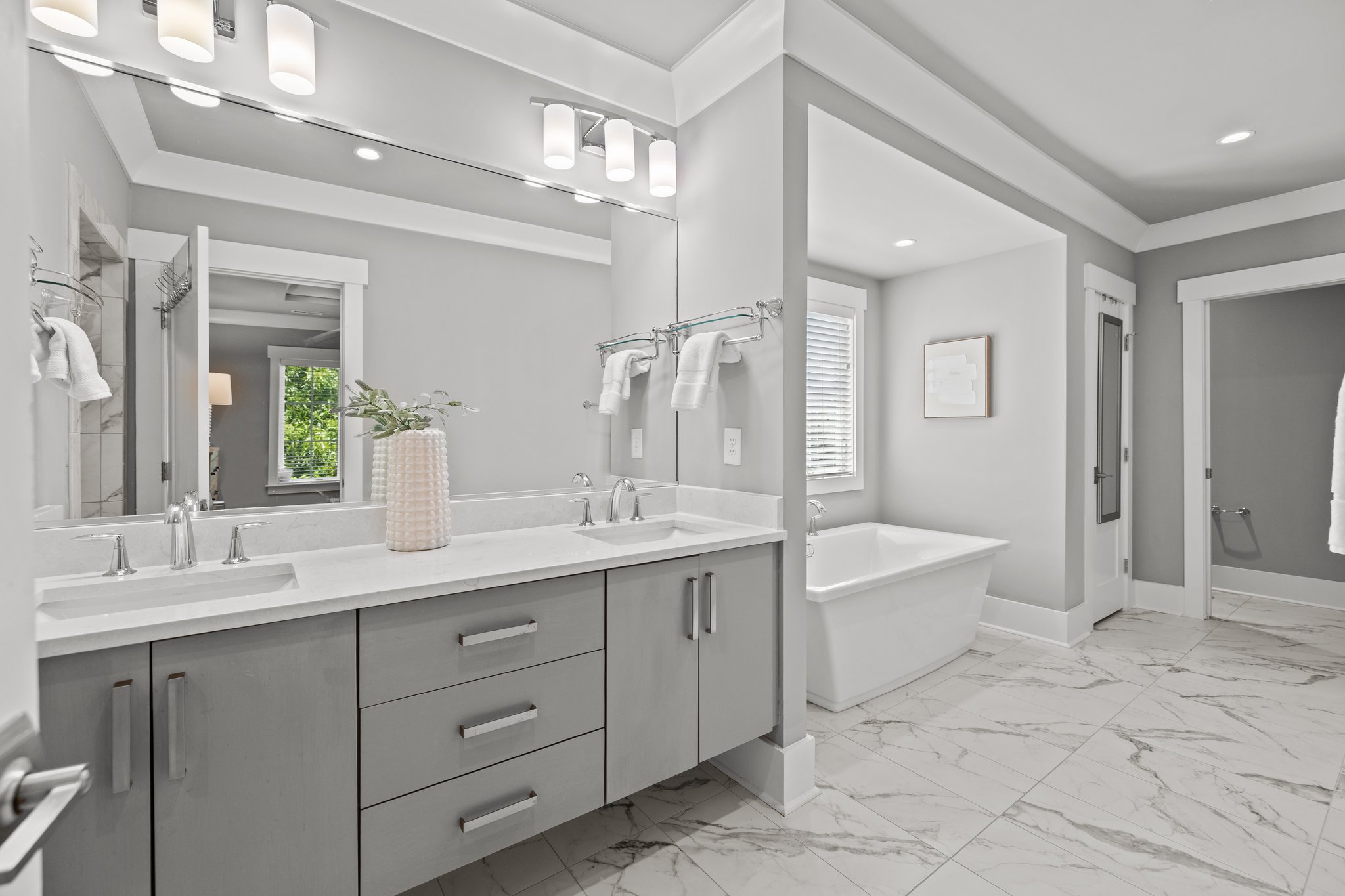 Double Vanity with Quartz Countertop