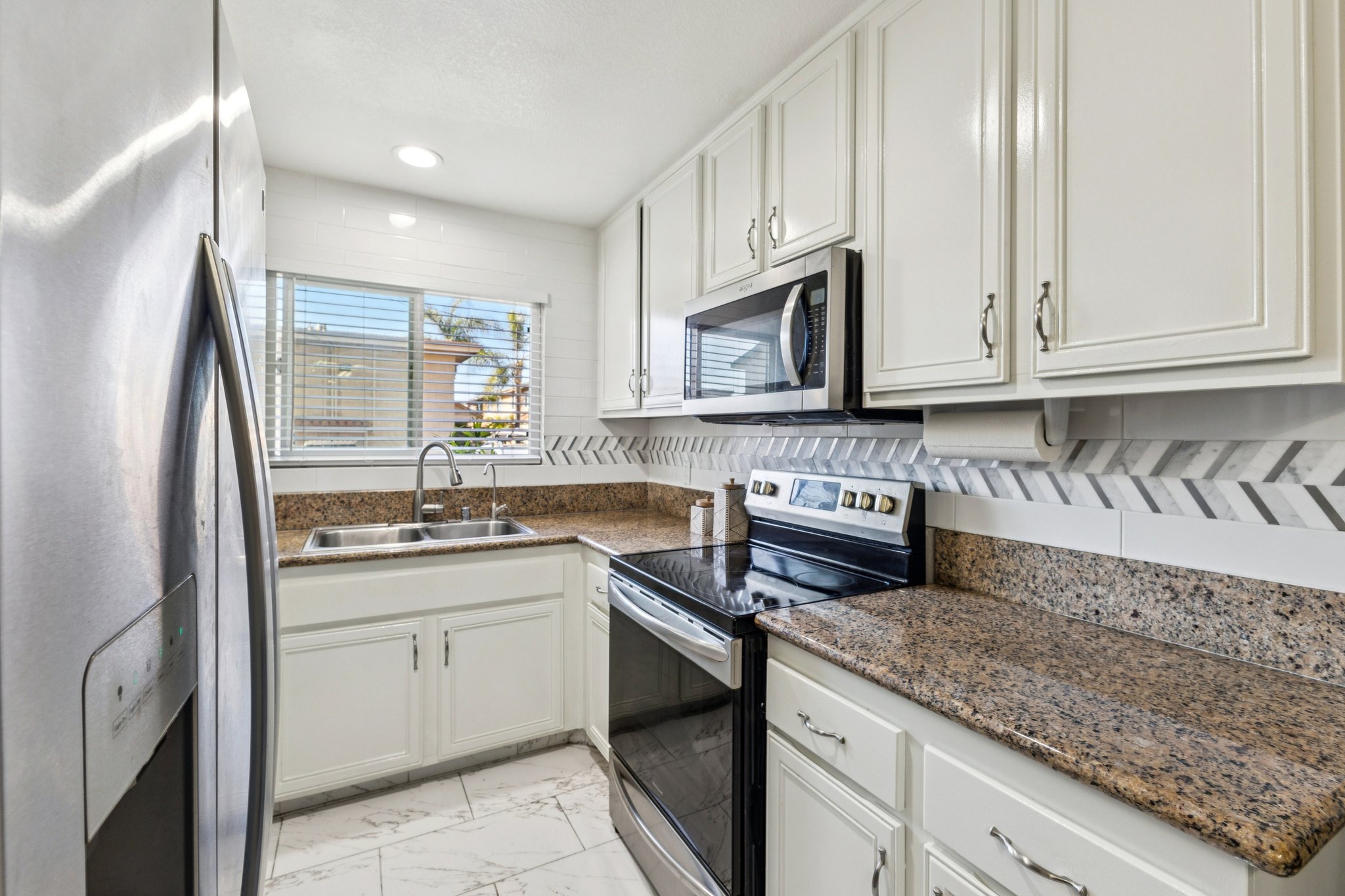 N Mollison Ave 9-S1501-014.jpg