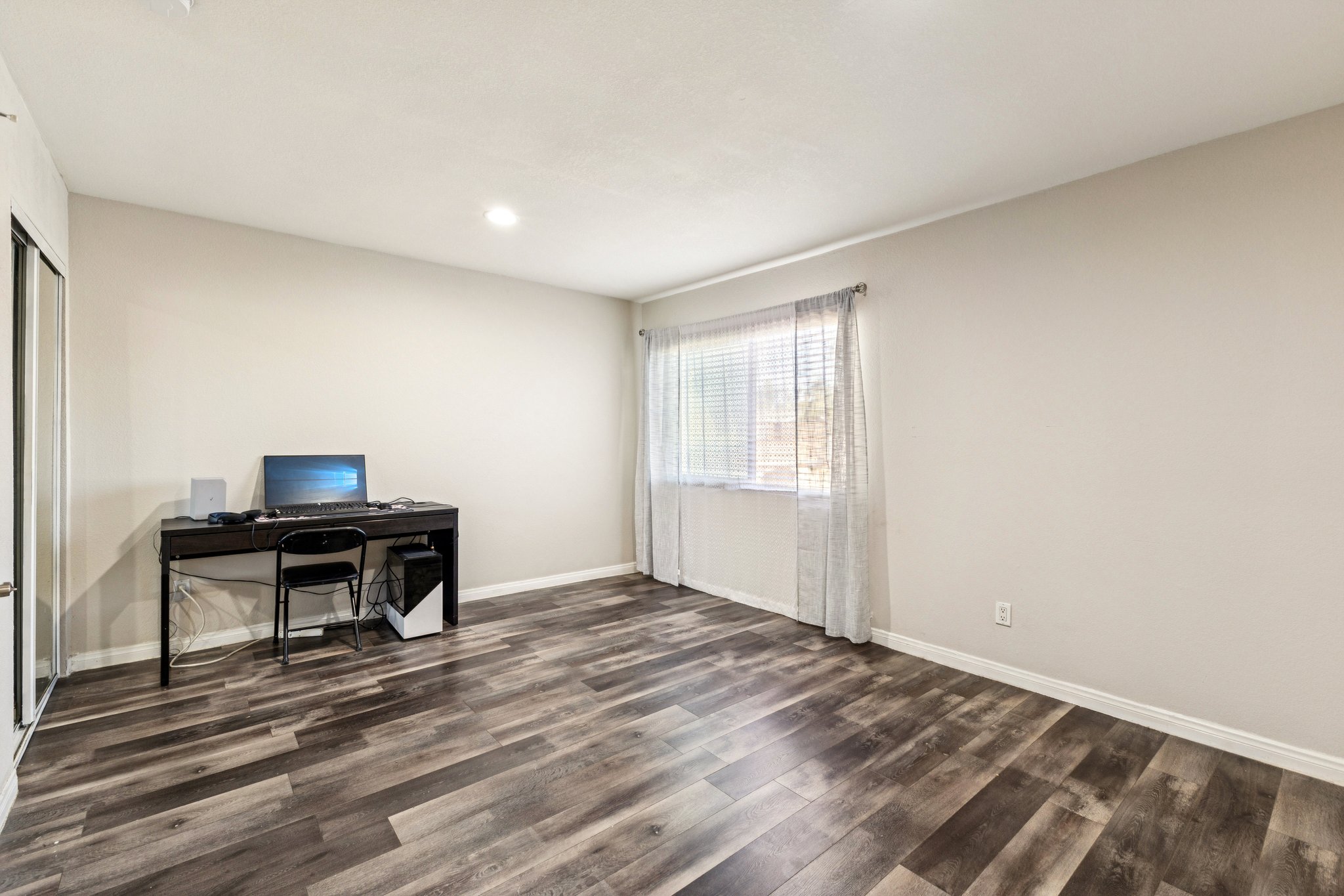 N Mollison Ave 9-S1501-017.jpg