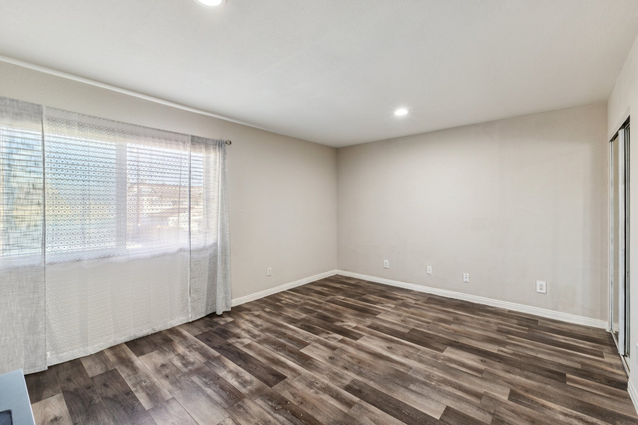 N Mollison Ave 9-S1501-020.jpg