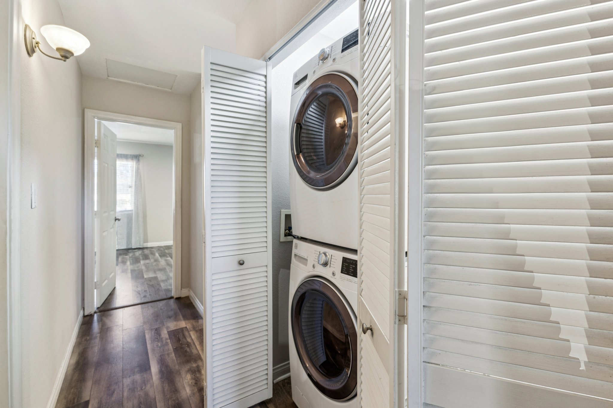 N Mollison Ave 9-S1501-021.jpg