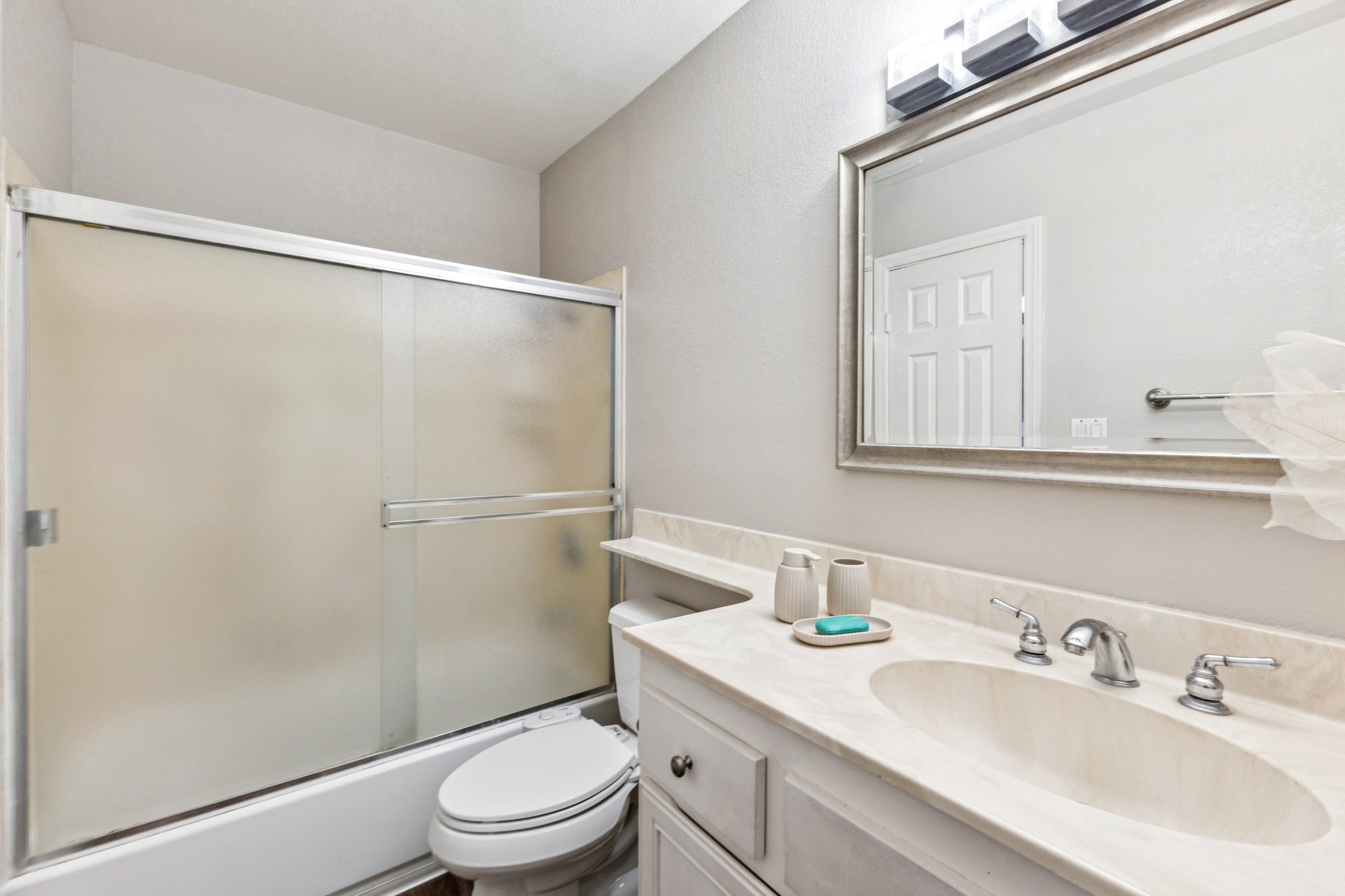 N Mollison Ave 9-S1501-022.jpg