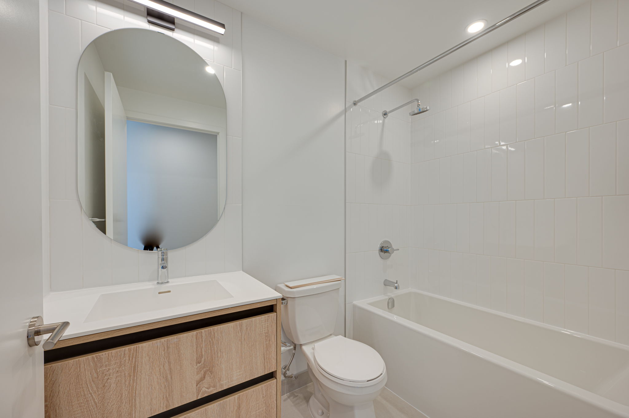 7950 Bathurst St B-1701 Vaughan, ON L4J 0L4