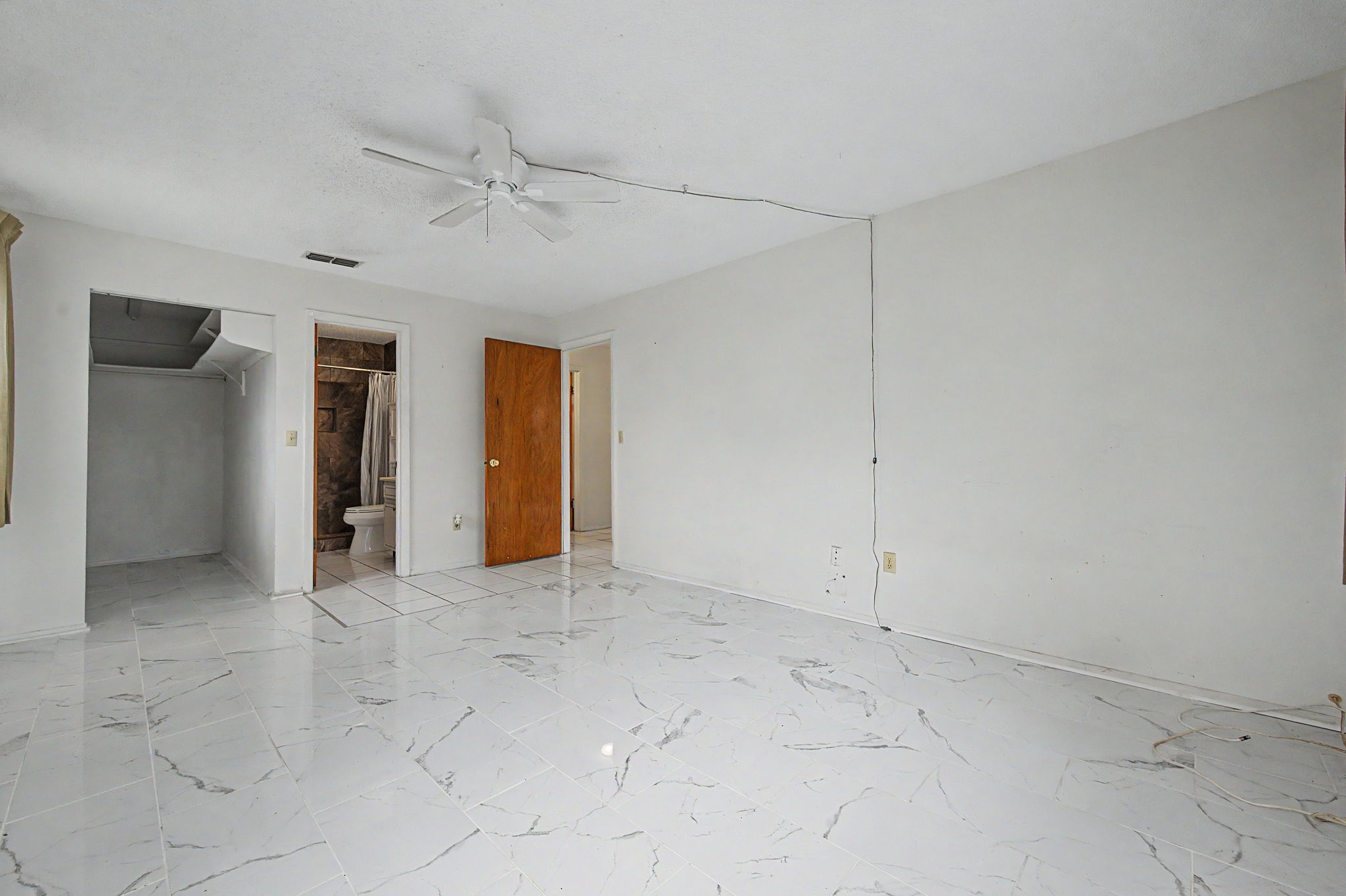 Primary Bedroom1b