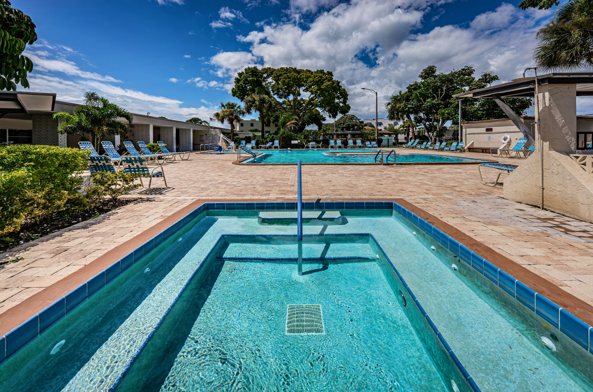 Magnolia Sun Center Hot Tub1-2