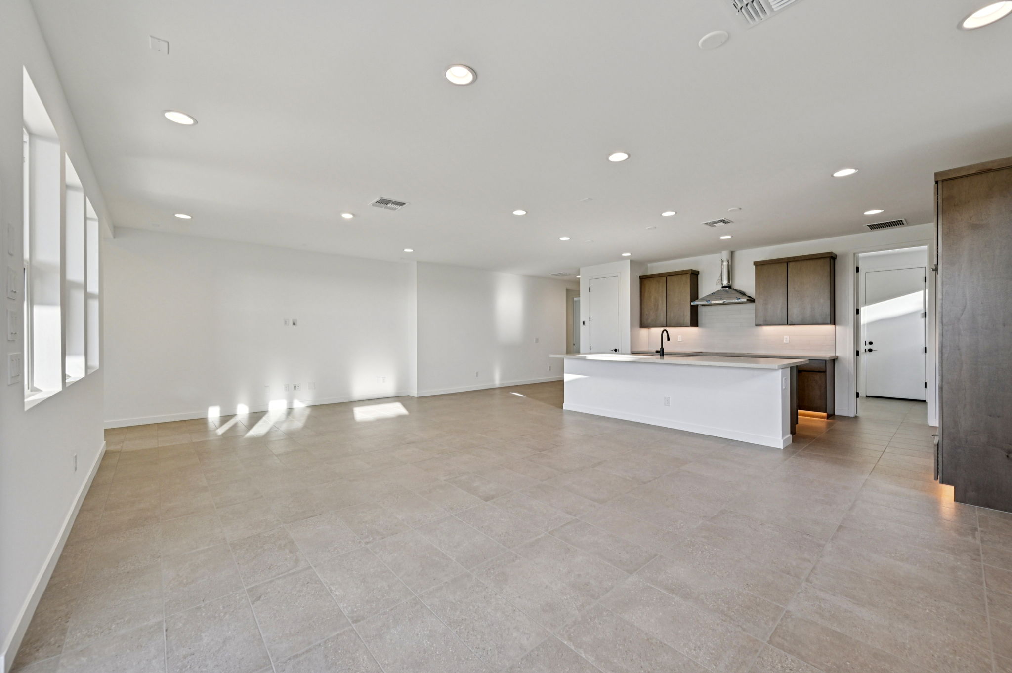 7956 W GRISWOLD RD-005