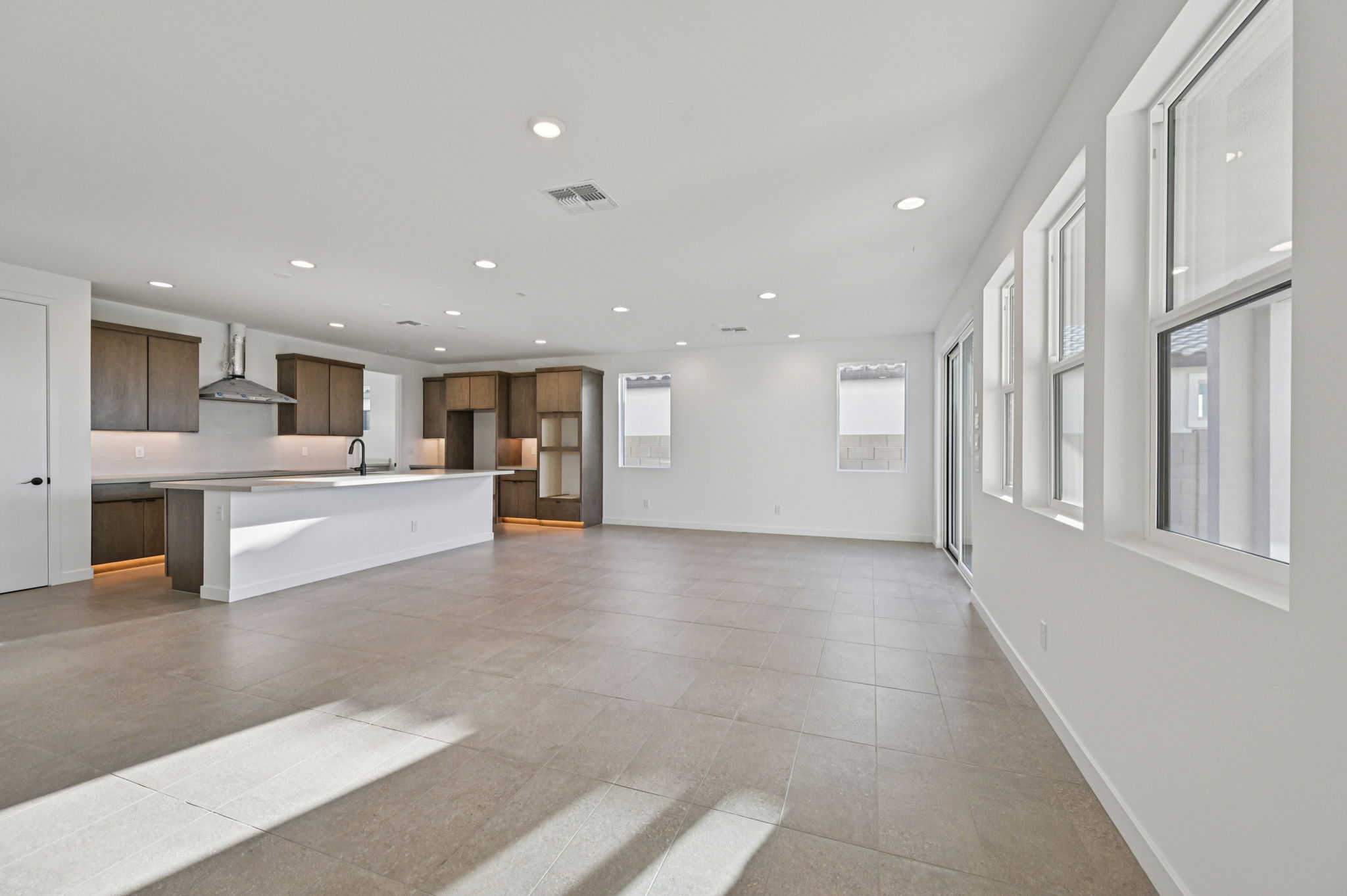 7956 W GRISWOLD RD-006