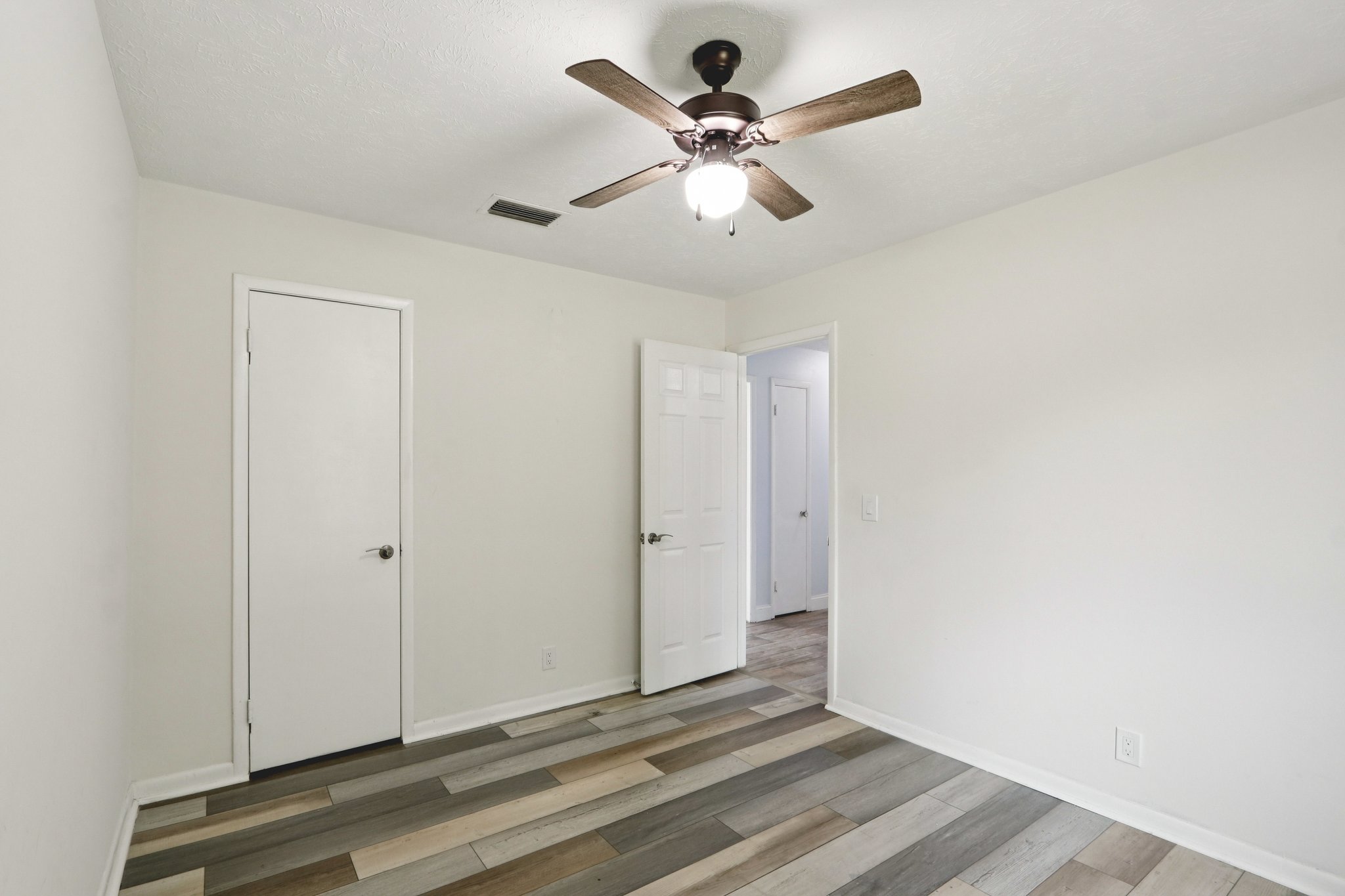 Jolliet Dr-S1202-018.jpg