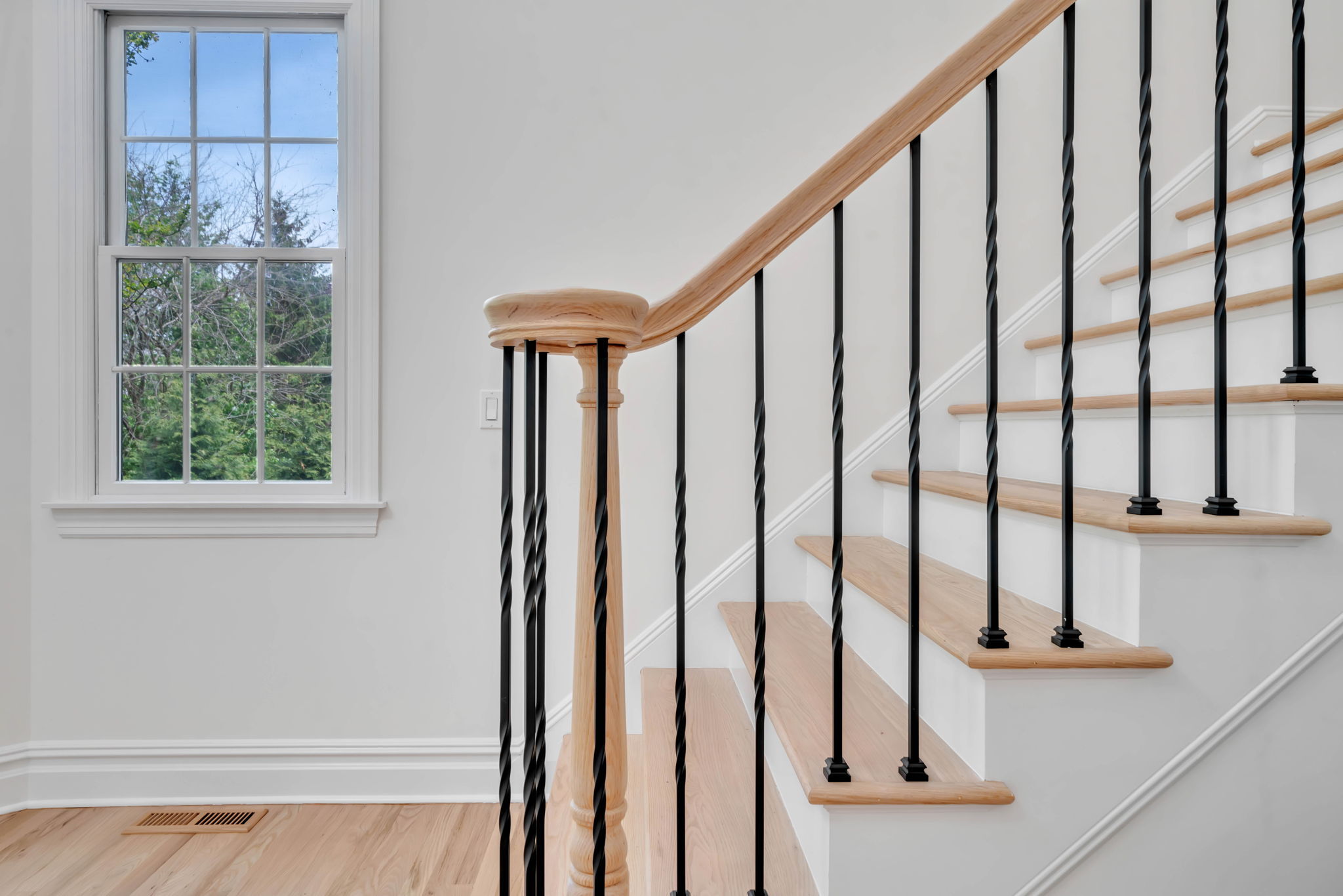 1EE-Entry Hall Stairs w New Baulsters & Handrail
